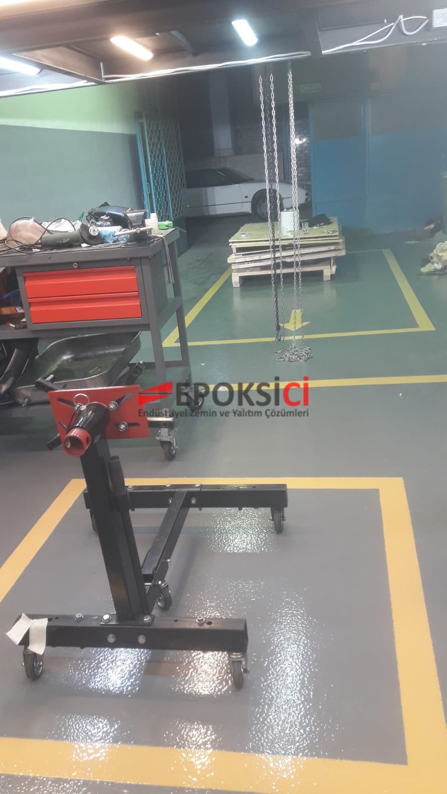 Jazari Powertrain – çizgi ve alan işaretlemeli tekstürlü epoksi zemin